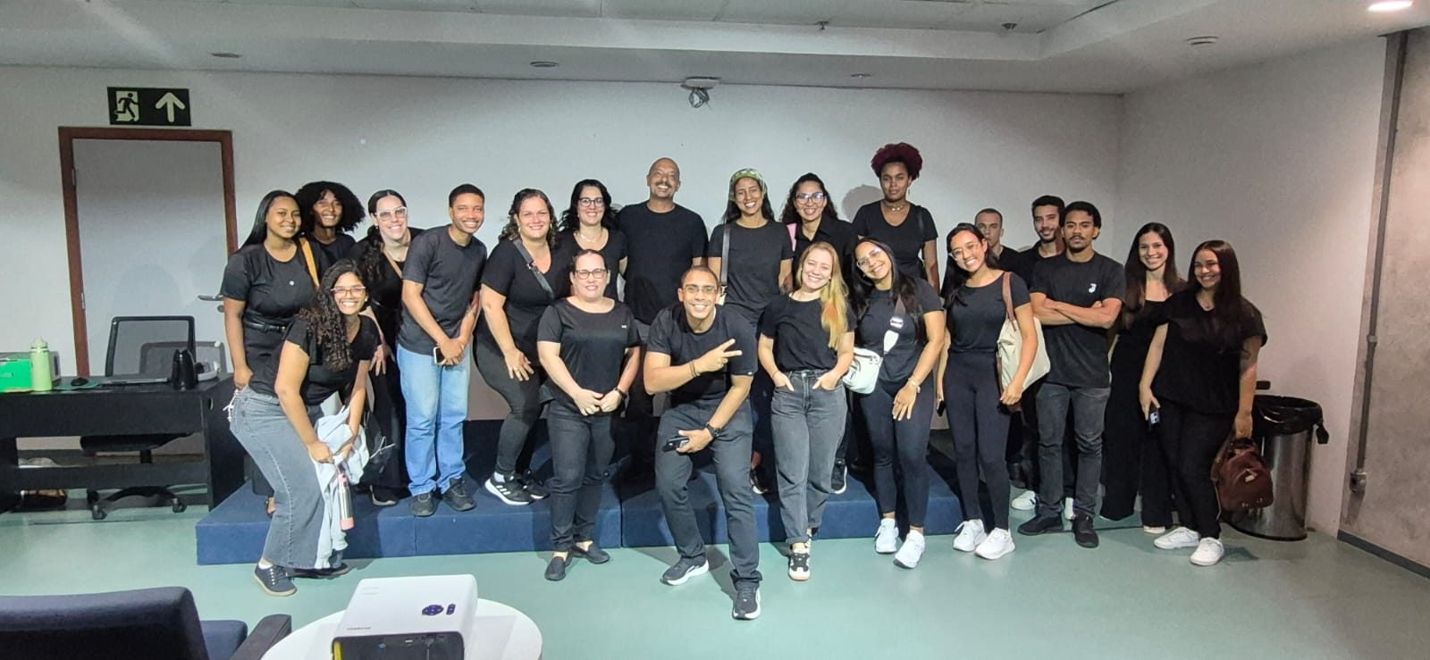 Equipe de bilheteria e SAC da 3S Onlife reunida antes da operação em dia de jogo do Bahia