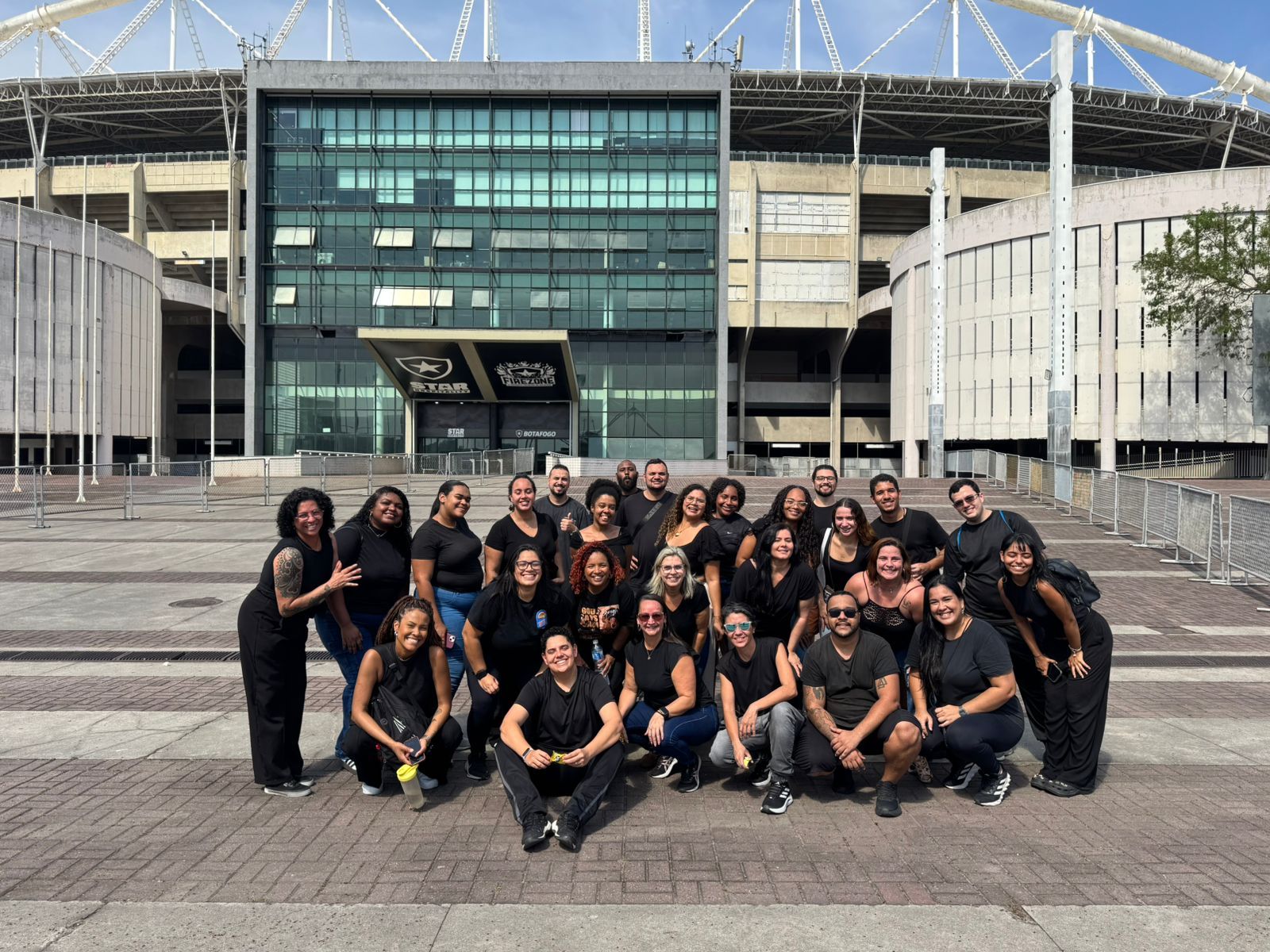 Equipe de bilheteria e SAC da 3S Onlife em frente ao Estádio Nilton Santos, casa do Botafogo