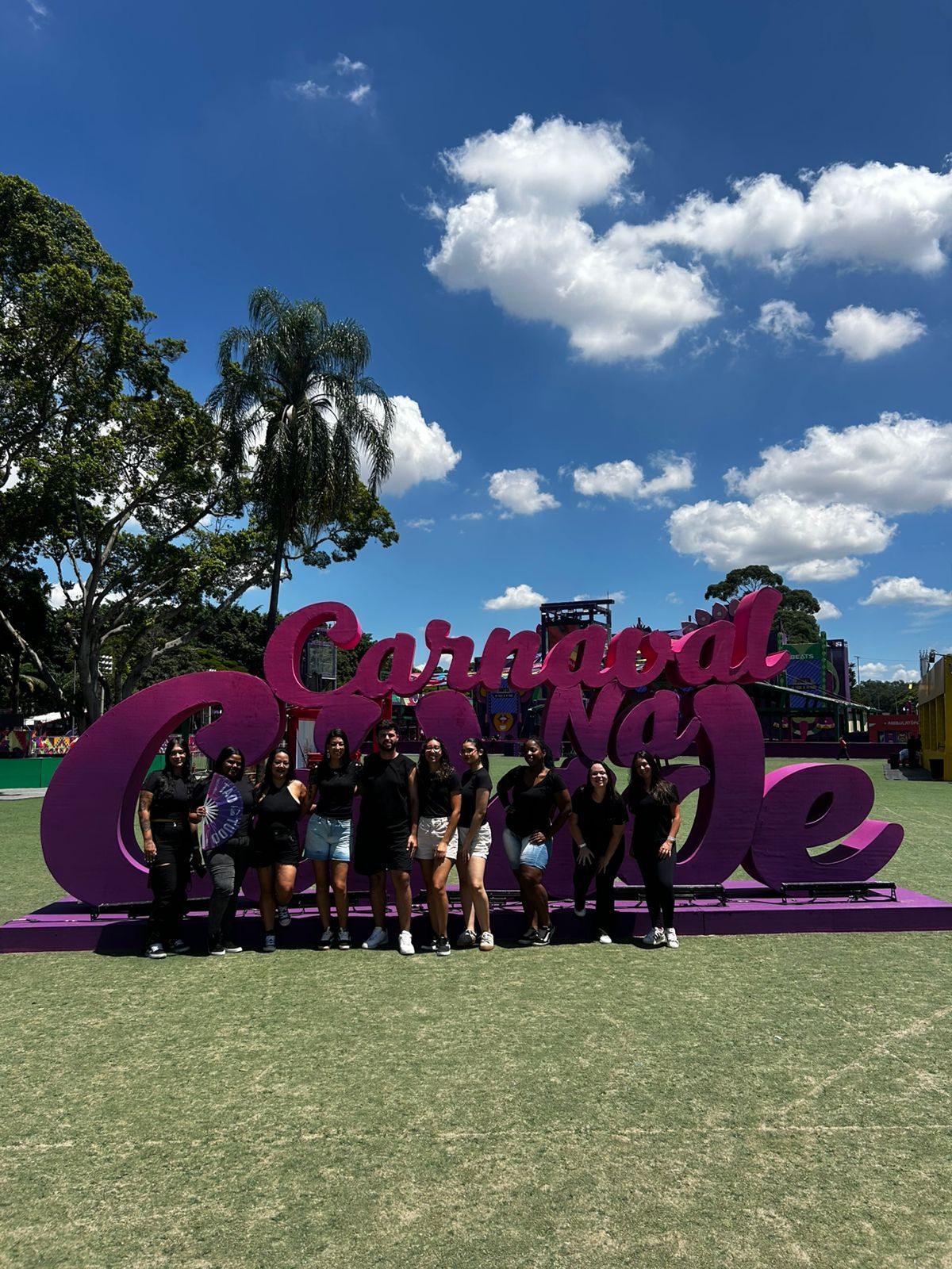 Equipe da 3S Onlife diante do letreiro do Carnaval na Cidade 2026, em São Paulo
