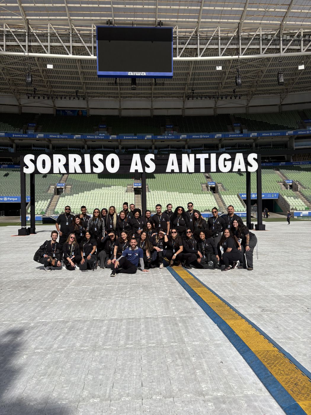 Equipe de controle de acesso da 3S Onlife reunida no gramado do Allianz Parque, no show Sorriso As Antigas