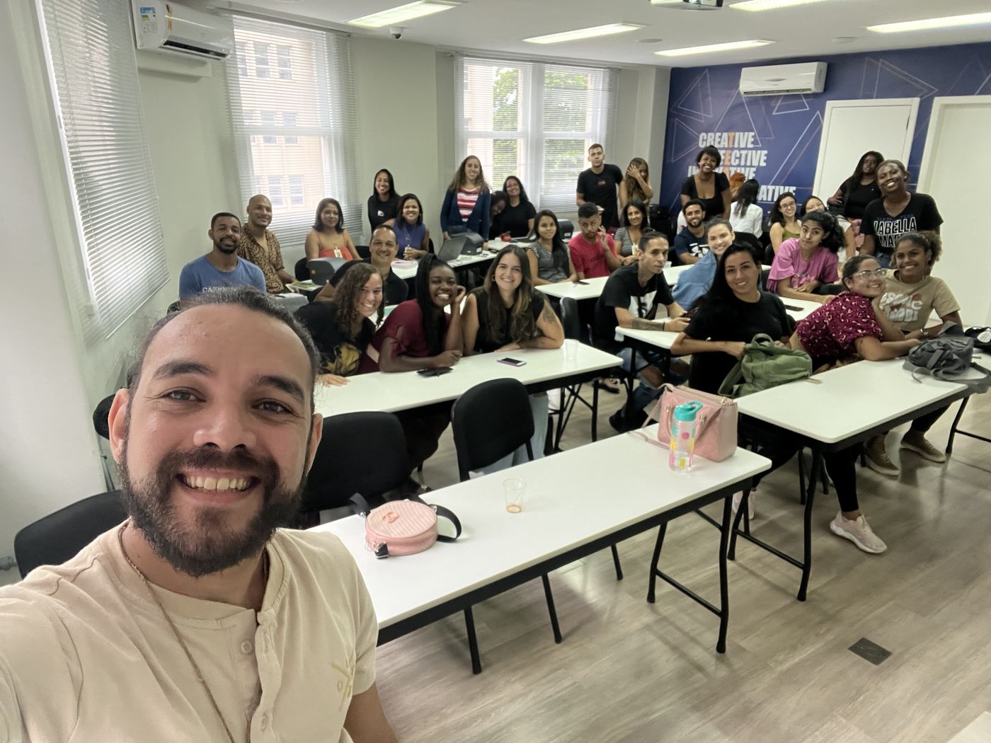 Turma de staffs da 3S Onlife reunida em sala de treinamento